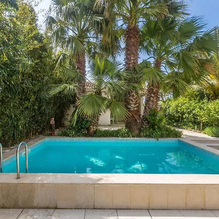 Splendid In With A Shared Swimming Pool Pula