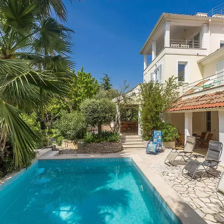 Splendid In With A Shared Swimming Pool Apartamento