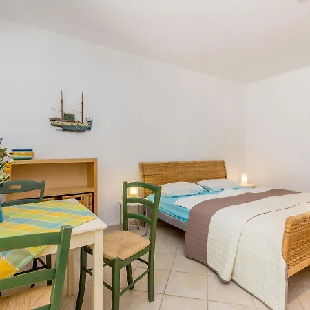 Splendid In With A Shared Swimming Pool Pula