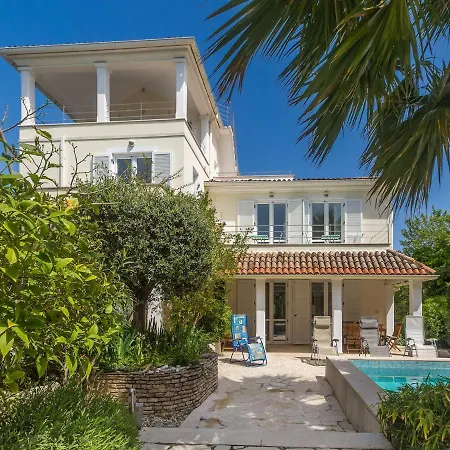 Splendid In With A Shared Swimming Pool Pula