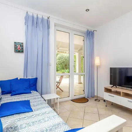 Splendid In With A Shared Swimming Pool Apartamento Pula