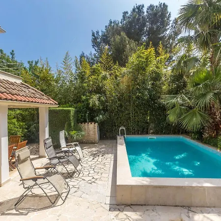 Splendid In With A Shared Swimming Pool
